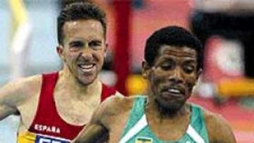 <b>ACOSADO.</B> Pocas veces se ha visto a Gebrselassie acosado como ayer. Para superar a Alberto García tuvo que dar lo mejor de sí mismo.