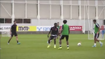 Cuadrado asiste a Cristiano en el entrenamiento para preparar el partido contra el Napoli