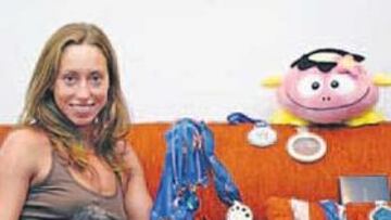 <b>LA REINA DE LAS PISCINAS. </b>Gemma Mengual, con sus medallas. Abajo, Blanco y Lissavetzky.