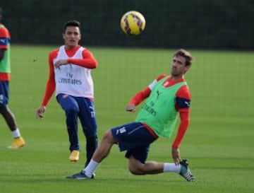 Monreal marca a Sánchez, pero la pelota ya pasó.