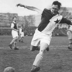 Bican, el goleador perdido tras el humo de la guerra