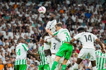 MADRID, 01/09/2024.- El defensa alemán del Real Madrid Antonio Rudiger (2i) remata de cabeza durante el partido de la cuarta jornada de LaLiga entre el Real Madrid y el Real Betis, este domingo en el estadio Santiago Bernabéu. EFE/Borja Sánchez-Trillo
