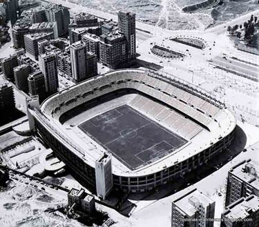 El 2 de enero de 1955 se decidi en una reunin de la junta directiva llamarlo Estadio Santiago Bernabu.