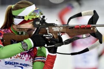 Darya Domracheva durante la competición de Biathlon femenino