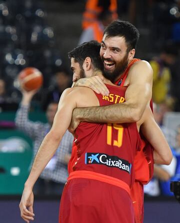 Pierre Oriola y Sastre celebrando el triunfo español.