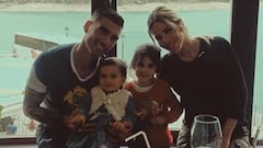 El fallecido futbolista Jos&eacute; Antonio Reyes con su mujer, Noelia L&oacute;pez, y sus dos hijas, Noelia y Triana.