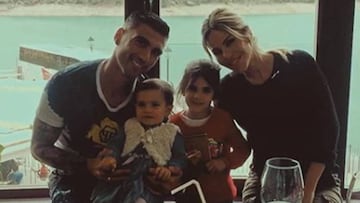 El fallecido futbolista José Antonio Reyes con su mujer, Noelia López, y sus dos hijas, Noelia y Triana.