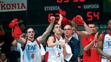 <b>CONFIRMARON LOS PRONÓSTICOS. </b>Rakocevic, Prigioni, Spahija, Splitter, Fernández y Muoneke celebran una canasta del Tau.