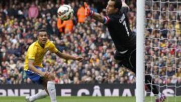 Claudio Bravo durante el partido con Brasil en Londres.