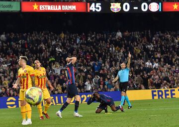 El árbitro Mateu Lahoz manda sacar un córner a favor del Barcelona en el minuto 45 de partido.