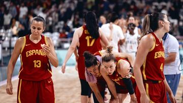 Team Spain celebrates after winning the Women's Basketball Group A match between Serbia and Spain in the Paris 2024 Olympic Games, at the Pierre Mauroy Stadium in Villeneuve-d'Ascq, France, 03 August 2024.