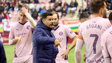 LOGROÑO 04/12/2024.- El técnico del Girona, Michel, antes del inicio de la primera parte de la prórroga durante el partido de fútbol de la segunda ronda de la Copa del Rey entre la Unión Deportiva Logroñés y el Girona FC, este miércoles en el Estadio Municipal de Las Gaunas, en Logroño.-EFE/ Raquel Manzanares