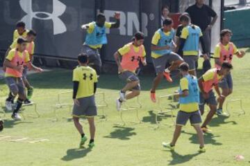 Santiago, 5 de marzo de 2016
La hinchada de Colo Colo realiza el Arengazo para alentar al equipo antes del Colo Colo v Universidad Catolica de este fin de semana.
En la fotografia el jugador de Colo Colo Jaime Valdes.
Ramon Monroy/Aton Chile