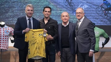 Alberto Contador, junto al alcalde de Villanueva del Pardillo, Manuel Tajada (L'Etape) y José Luis López Cerrón (presidente de la RFEC).
