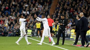 Rodrygo y Vinicius se saludan durante el cambio en el partido Real Madrid-Betis del pasado 2 de noviembre.