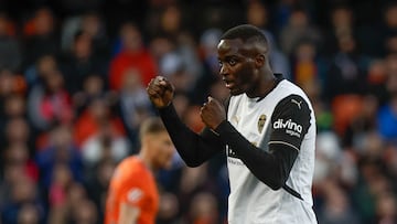 El defensa del Valencia Mouctar Diakhaby en el partido de LaLiga entre el Valencia y el Celta de Vigo, este domingo en el estadio de Mestalla. EFE/ Biel Aliño