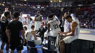 Un tiempo muerto del Real Madrid en la derrota ante el Baskonia el 23 de octubre en el Buesa Arena.