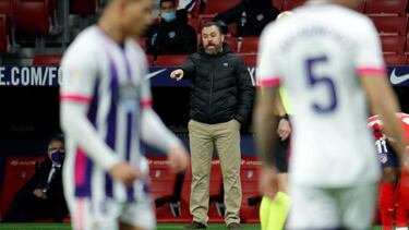 GRAF943. MADRID, 05/12/2020.- El entrenador del Valladolid, Sergio González, durante el partido ante el Atlético de Madrid, de LaLiga Santander que se disputa este sábado en el estadio Wanda Metropolitano. EFE/Emilio Naranjo
