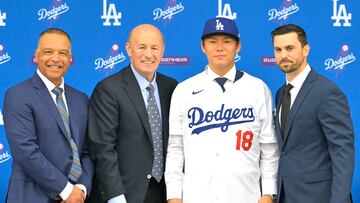 Yoshinobu Yamamoto se vistió por primera vez con la franela de Los Angeles Dodgers y está listo para compartir equipo con su compatriota Shohei Ohtani.