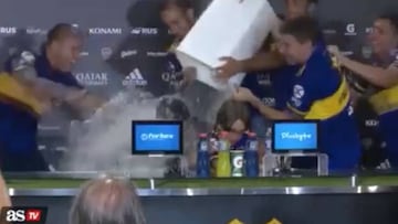 Cubos de agua, cánticos... locura total en la rueda de prensa de Russo tras a victoria de Boca