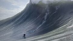 Un surfista surfea una ola gigante en Praia do Norte, Nazar&eacute; (Portugal), el 25 de febrero del 2022. 