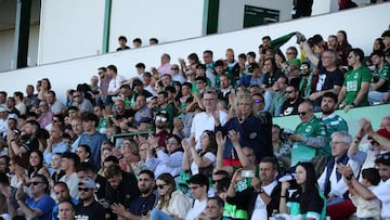 Aficionados del CD Toledo viendo un partido en el Salto del Caballo