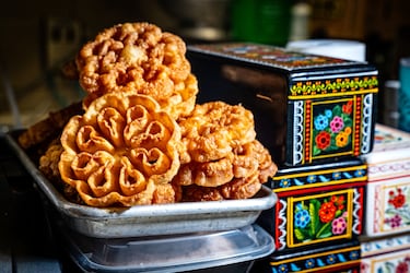 Las flores fritas son típicas de carnaval y también de Semana Santa. Tienen esa forma tan característica por el molde de hierro en el que se fríe la masa. Después del proceo de fritura, se bañan en miel. El resultado es un dulce fino y crujiente.