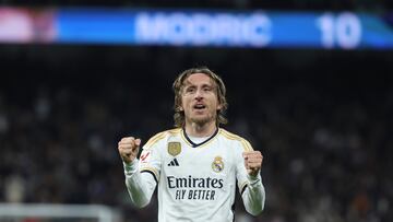 MADRID, 17/12/2023.- El centrocampista croata del Real Madrid Luka Modric celebra con sus compañeros el gol marcado al Villarreal durante el partido de la jornada 17 de Liga en Primera División que Real Madrid y Villarreal CF disputan hoy domingo en el estadio Santiago Bernabéu. EFE/Kiko Huesca
