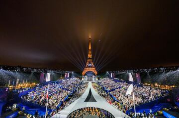 Con la torre Eiffel de fondo, se iza la bandera olímpica en la plaza del Trocadero durante la inauguración de los Juegos Olímpicos de París 2024.