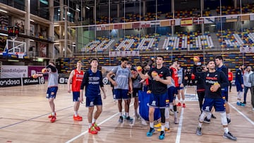 Los jugadores de la Selección lanzan pelotas a los niños que se acercaron al entrenamiento del viernes en Guadalajara.