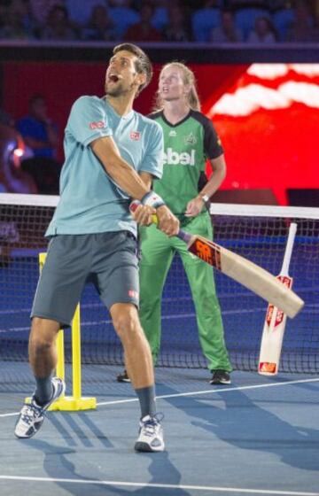 El seis veces campe車n del Abierto de Australia, Novak Djokovic, ha presentado un espect芍culo de tenis y entretenimiento en v赤speras del primer Grand Slam del a?o en el Margaret Court Arena para recaudar fondos para su Fundaci車n, que apoya la educaci車n preescolar de calidad para los ni?os.