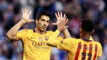 El delantero del FC Barcelona Luis Suárez celebra un gol con Neymar