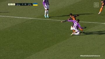 Plata, en la acción con Kluivert, en el Valladolid-Valencia.