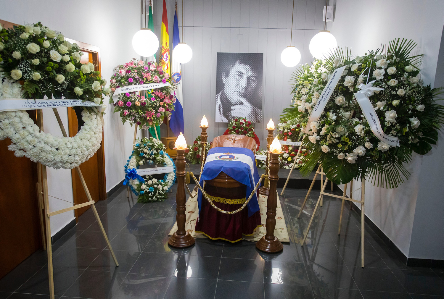 El féretro del periodista Jesús Quintero rodeado de flores y hornamentación durante la capilla ardiente del periodista en el día de ayer. 