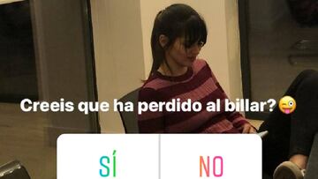 Isco bromeó con su novia durante una partida de billar.