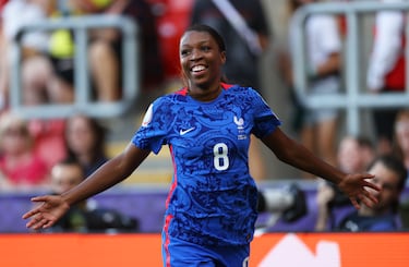 El pasado sábado 9 de julio, Francia ganó 5-1 a Italia. Grace Geyoro contribuyó a esta goleada con un hat-trick, el primero en la historia en marcarse antes del descanso, y en su partido número 50 con la selección francesa. La delantera, que se retiró a mediados de la segunda mitad, consiguió marcar los tres goles en solo 37 minutos.