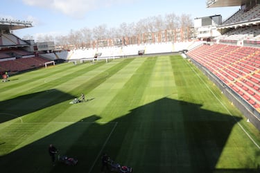 Estado del césped del Estadio de Vallecas.