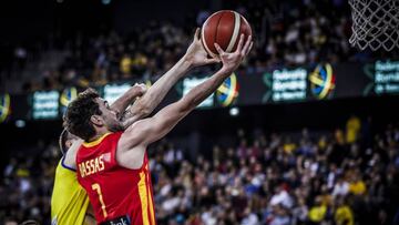 Ferrán Bassas finalizando con una bandeja ante Rumanía.