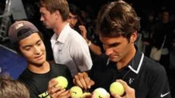 <b>EXPECTACIÓN. </b>Federer, cinco veces campeón en Nueva York, firma autógrafos en un acto promocional.
