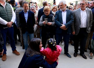 Los Reyes Felipe VI y Letizia, saludan a los vecinos durante la visita a la localidad de Chiva.