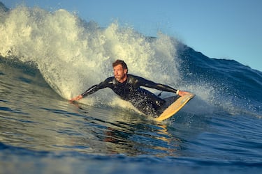 Ibon, haciendo lo que más disfruta, surfear las olas del mar.