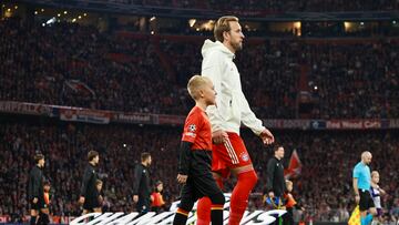 Harry Kane salta al terreno de juego en la ceremonia previa al Bayern Múnich vs Club Brujas, dentro de la UEFA Champions League 2025-26. (Liga de Campeones, Alemania) EFE/EPA/ANNA SZILAGYI