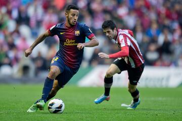 Se formó en las categorías inferiores del Barcelona y debutó con el primer equipo en 2009.
