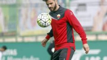 Pelayo, durante un entrenamiento con el Elche.