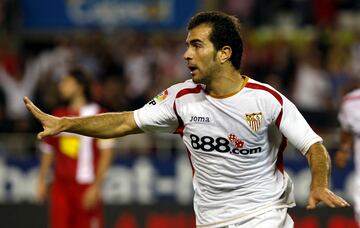 En julio de 2005 el equipo sevillano pag車 2,5 millones de euros a la Juventus por el traspaso del mediocentro italiano. Hasta su salida en 2009 jug車 136 partidos y anot車 20 goles.