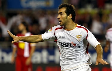 En julio de 2005 el equipo sevillano pagó 2,5 millones de euros  a la Juventus por el traspaso del mediocentro italiano. Hasta su salida en 2009 jugó 136 partidos y anotó 20 goles. 
 