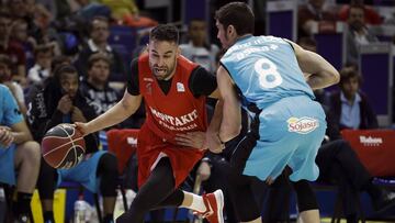 GRA098. MADRID, 12/11/2017.- El escolta croata del Fuenlabrada Marko Popovic (i) avanza con el bal&oacute;n ante la oposici&oacute;n del jugador del Movistar Estudiantes Dar&iacute;o Brizuela (d) durante el partido correspondiente a la octava jornada de la Liga Endesa disputado hoy en los Palacio de Deportes de Madrid. EFE/Emilio Naranjo