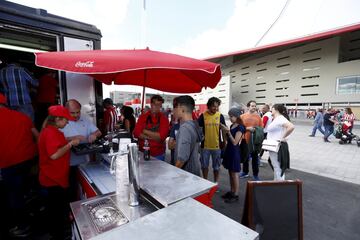 Desde las 10:00 de la mañana los aficionados atléticos celebran el estreno del nuevo estadio rojiblanco Wanda Metropolitano en los alrededores del estadio.