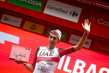 Marc Soler en el podio como vencedor de la quinta etapa de La Vuelta.