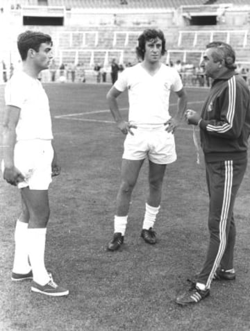 Vicente del Bosque con Miguel Muñoz de entrenador antes de un partido con el Real Madrid. Jugó en el Plus Ultra (actual Real Madrid Castilla) de 1968-1970. Tras unos años cedido en el Castellón y en el Córdoba volvió a las filas ya del Real Madrid, en donde estuvo de 1973-1984.  